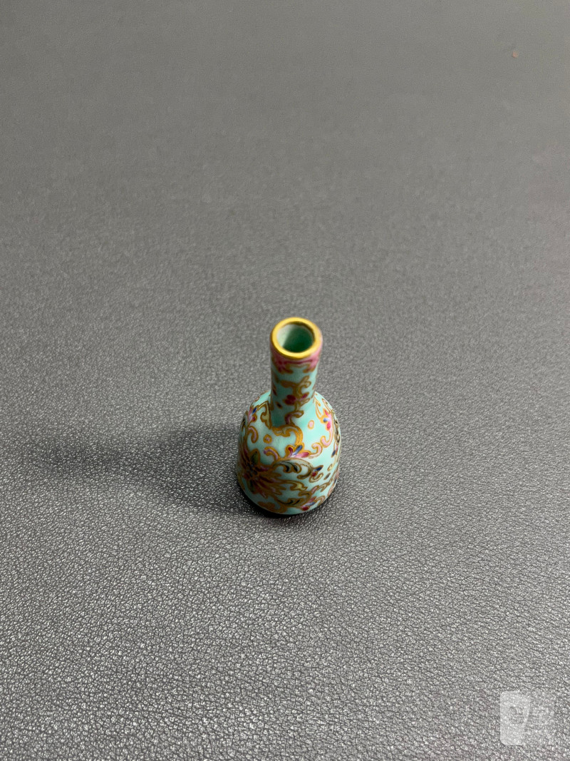 民国  松石绿地洋彩描金缠枝花卉纹小瓶（带木座） - 图12
